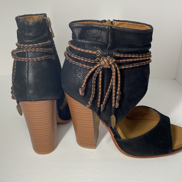 GROOVE ON BOOTIES.(PS THE LEATHER IS PERFECT 🤩 ) - Picture 4 of 11